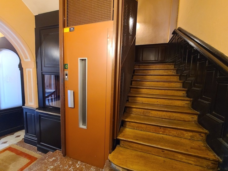 Ascensor en un portal de un edificio antiguo de Bilbo.