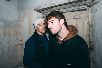 Beñat Oribe eta Gari Uriarte musikari eta ekoizle lanetan aritzen dira Dupla taldean.