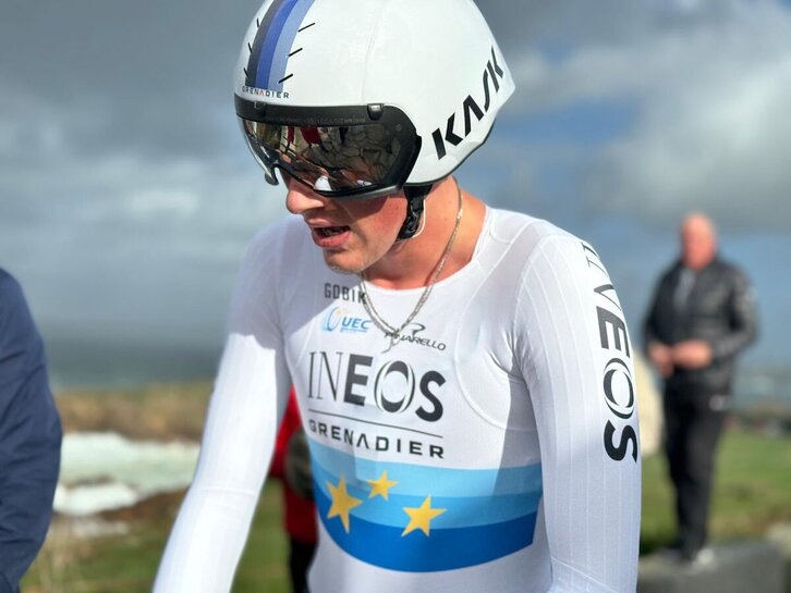 Joshua Tarling, con el maillot de campeón de Europa, ha logrado su cuarta victoria como profesional con 20 años recién cumplidos.