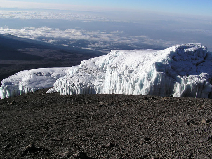 Kilimanjaron dago Afrikako izotz eremu zabalena eta hori ere 11,4 kilometro karratutik 0,98 kilometro karratura murriztu da 1900tik 2021-22ra.