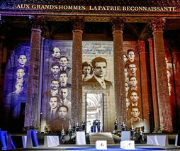 Missak eta Melinée Manouchianen gorpuak Panteoian sartzen, asteazkeneko zeremonian.