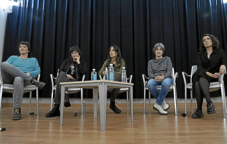 Joan den asteko aurkezpena Arrasaten. Ezker-eskuin, Irati Mujika, Nekane Txapartegi, Nekane Ayensa, Saioa Altzua eta Amaia Arrieta.