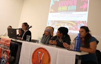 María Carvajal, Lilian Borja y Teresa Castellanos, en la ponencia que ofrecieron en Zumaia.