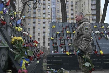 Un soldado ante el memorial de los caidos en la revuelta del Euromaidan, en 2014