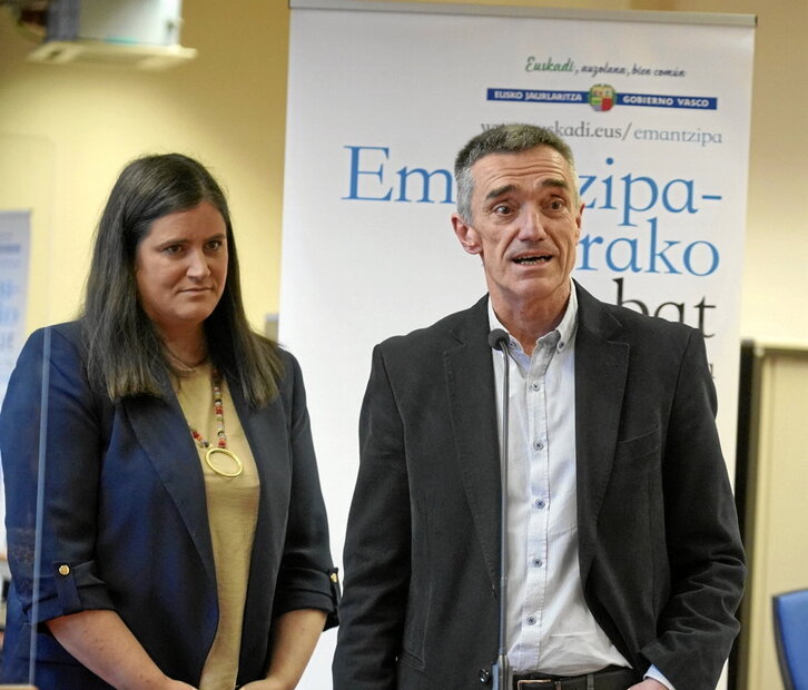 Miren Saratxaga eta Jonan Fernandez, atzo, Gasteizen egindako aurkezpenean.