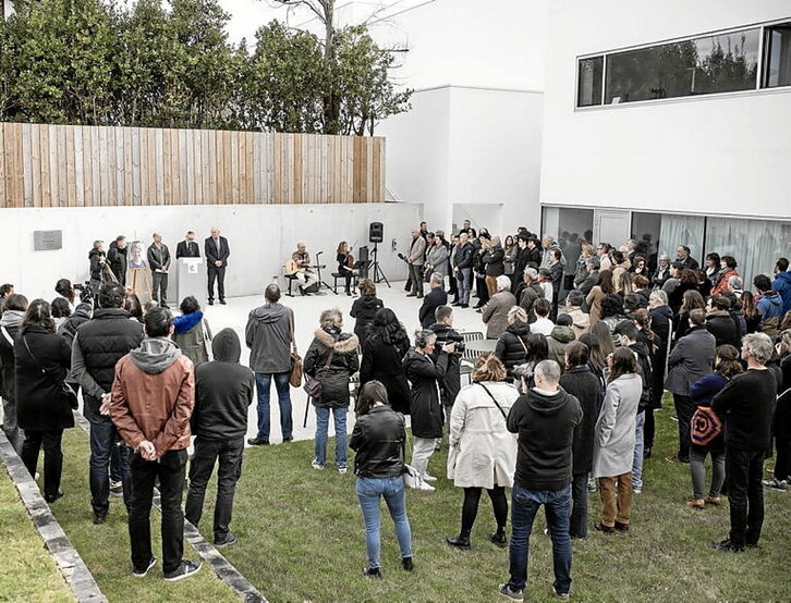 Agnes Lassalle irakaslearen aldeko omenaldia.