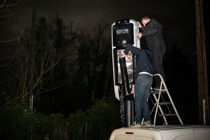 Laborari bi erradarra estaltzeko lanetan, Urketan.