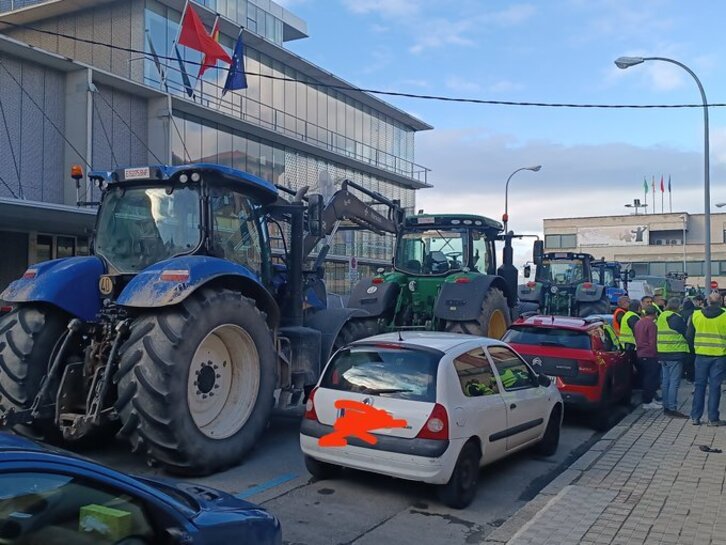 Tractores ante el Departamento de Desarrollo Rural y Medio Ambiente.