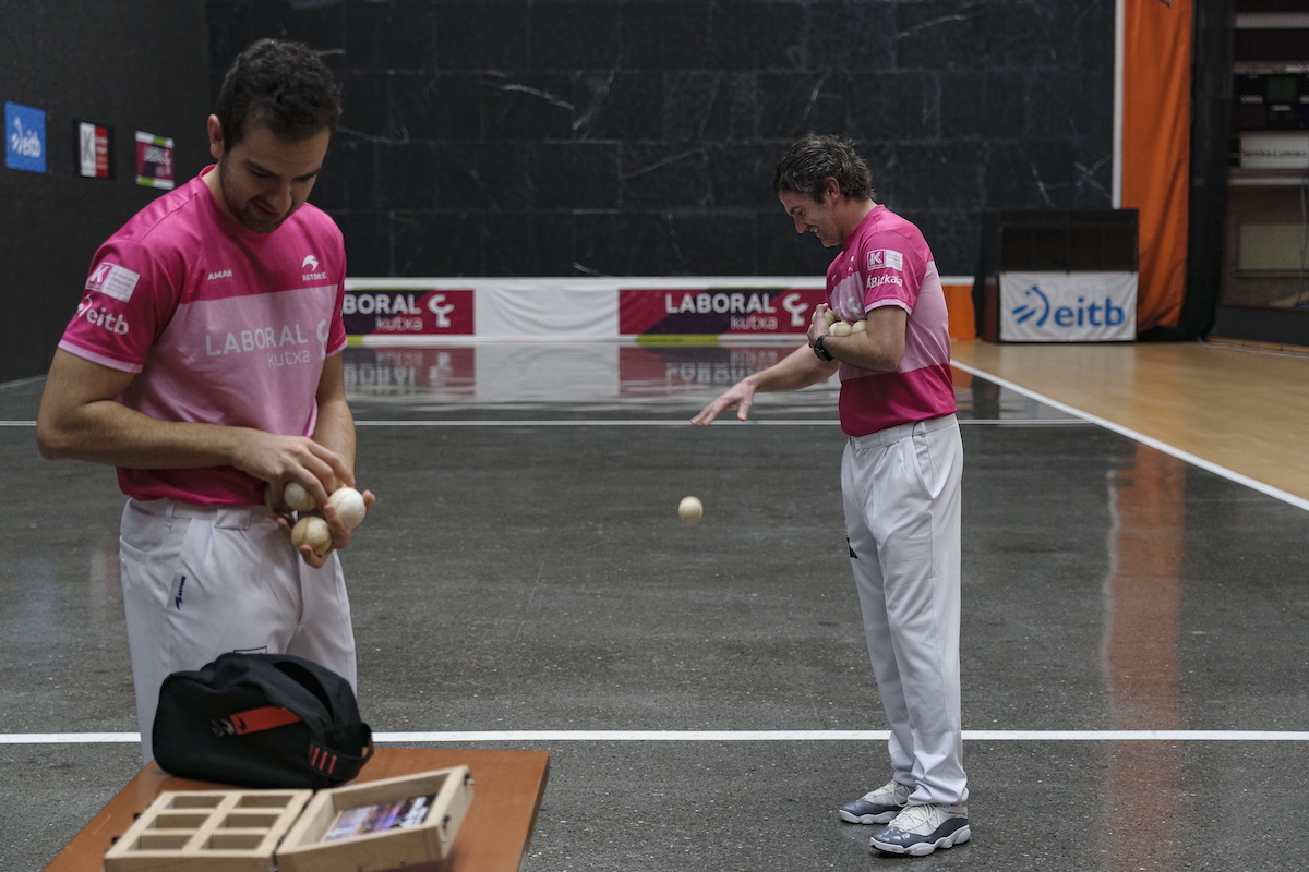 Aritz Erkiaga, finalerako material aukeraketan. (Aritz LOIOLA/FOKU)