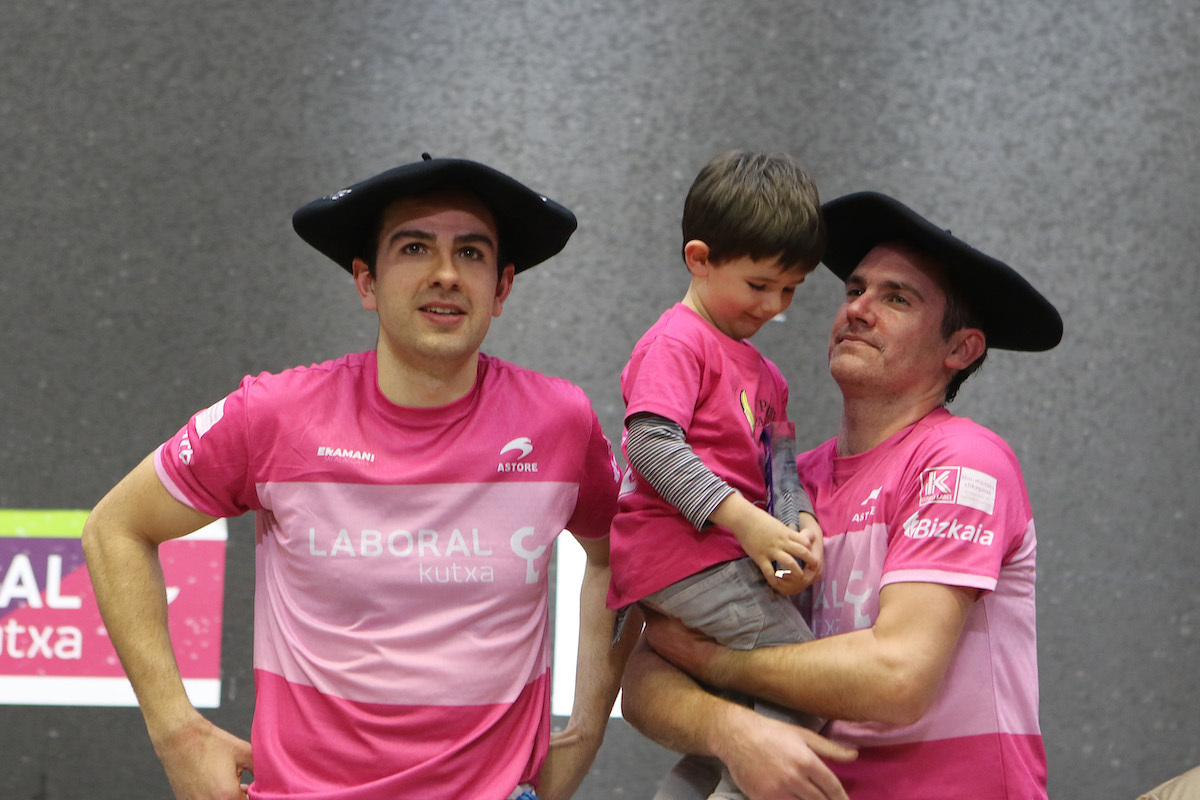Ion Ibarluzea eta Aritz Erkiaga, txapelarekin. (Oskar MATXIN EDESA/FOKU)
