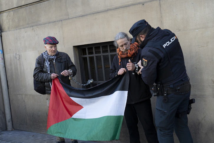 Un policía español quita las cadenas a los activistas propalestinos.