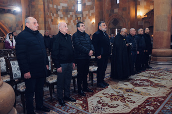 Líderes políticos de Nagorno Karabaj durante una de las últimas misas celebrada en el enclave. Ocho de ellos están hoy en prisiones azeríes.