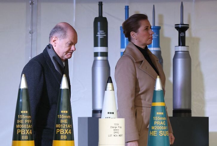 El canciller alemán, Olaf Scholz, y la primera ministra danesa, Mette Frederiksen, antes de la ceremonia de inicio de obras de una fábrica de munición de Rheinmetall en Unterlüß, Alemania.