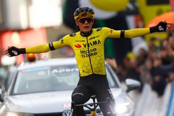 Jonas Vingegaard celebra su primera victoria de la temporada.