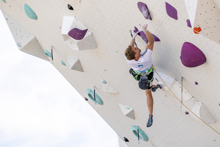 ‘Light’ dokumentalak isilean zegoen eskaladaren tabu bat azaleratu du.