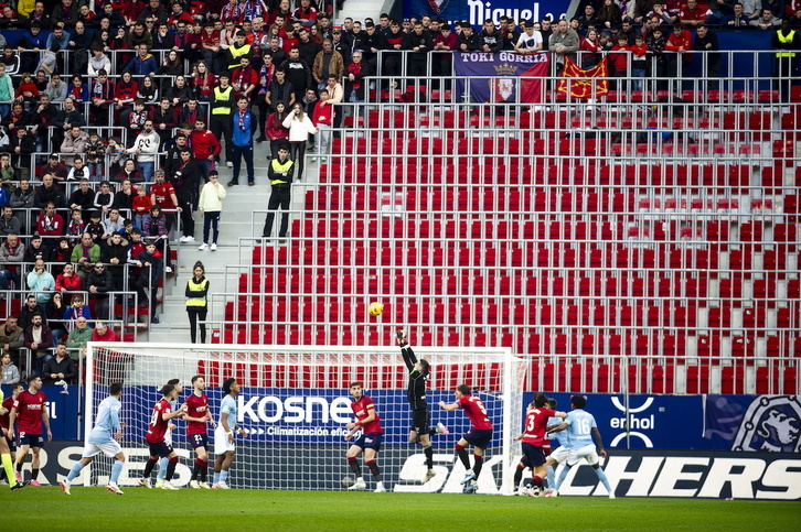 Indar Gorri vació sus asientos frente al Celta durante varios minutos.