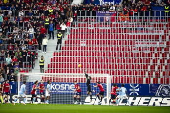 Indar Gorri vació sus asientos frente al Celta durante varios minutos.