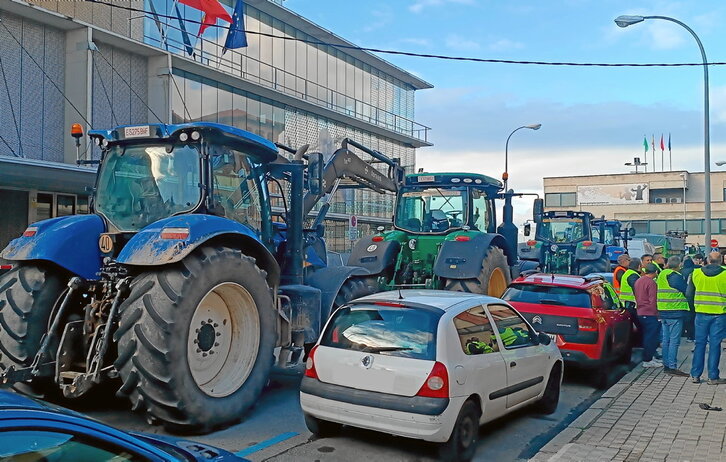 Tractores ayer ante la sede del Departamento de Desarrollo Rural y Medio Ambiente del Gobierno navarro.