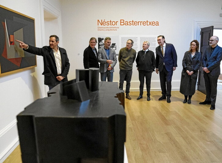 Comisarios, Gorka Basterretxea, miembros del museo y, en primer plano, «Argizaiola».