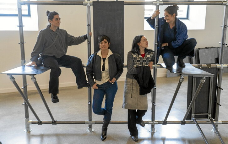 Sahatsa Jauregi, ezkerretik bigarrena, Tripak taldeko hiru kiderekin.