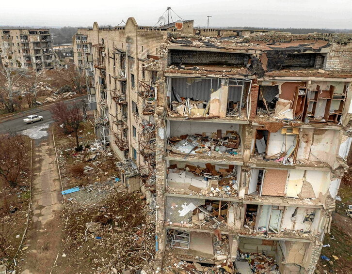 Bonbardaketek suntsitutako Jarkov hiriko etxebizitza bloke bat.