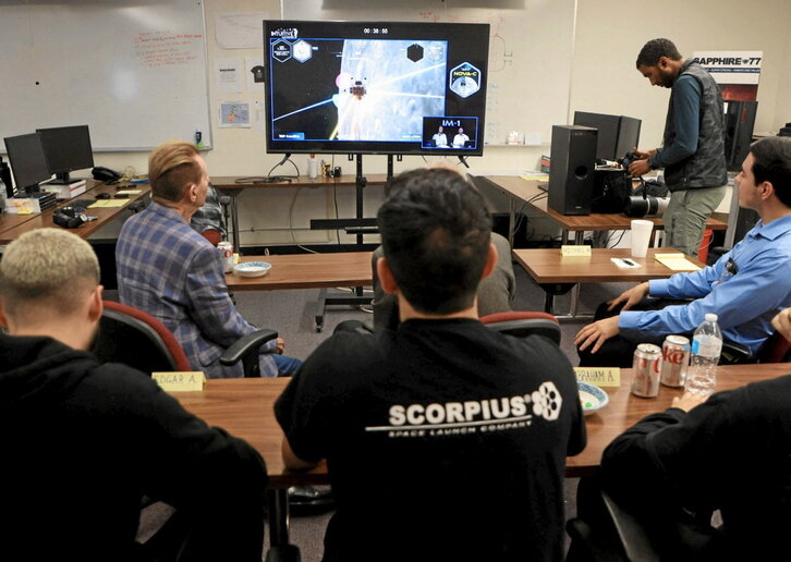 Lantaldea, Odiseo moduluaren jaitsierari adi.