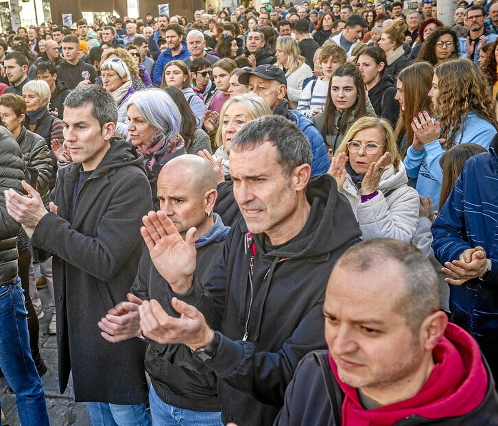 Arzuaga, Sortuko kideekin, Xuharri babesa adierazteko Tolosan egin zen ekitaldian.