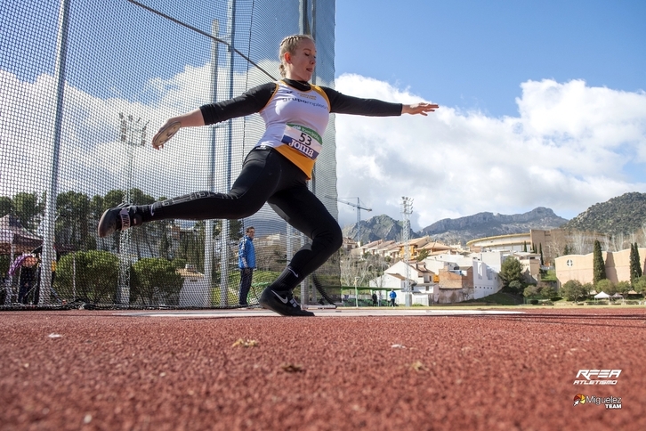 June Kintana, en un momento de su lanzamiento de disco.