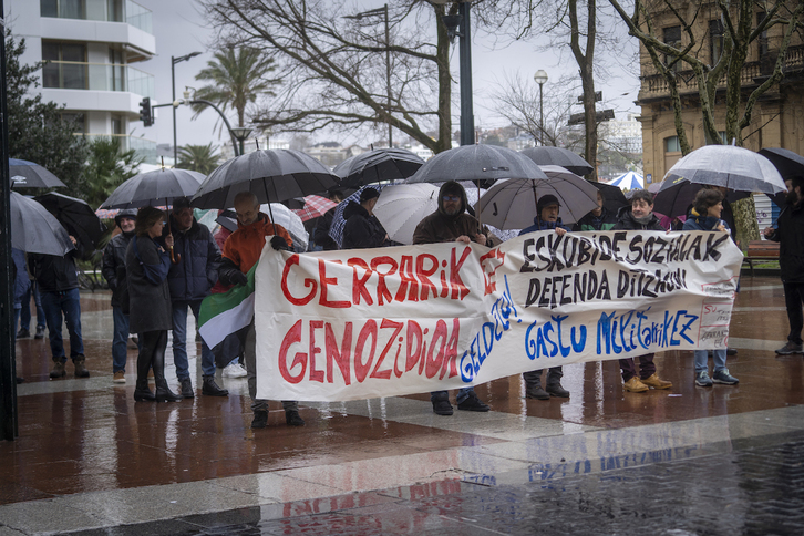 Donostian Bulebarrean bildu dira Gerrarik ez eta Eskubideen Kartak deitutako kontzentrazioan.