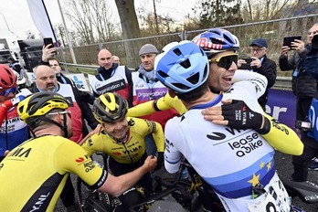 Tratnik, primero, Van Aert, tercero, y Laporte, quinto, celebran el festival del Visma en la Omloop.