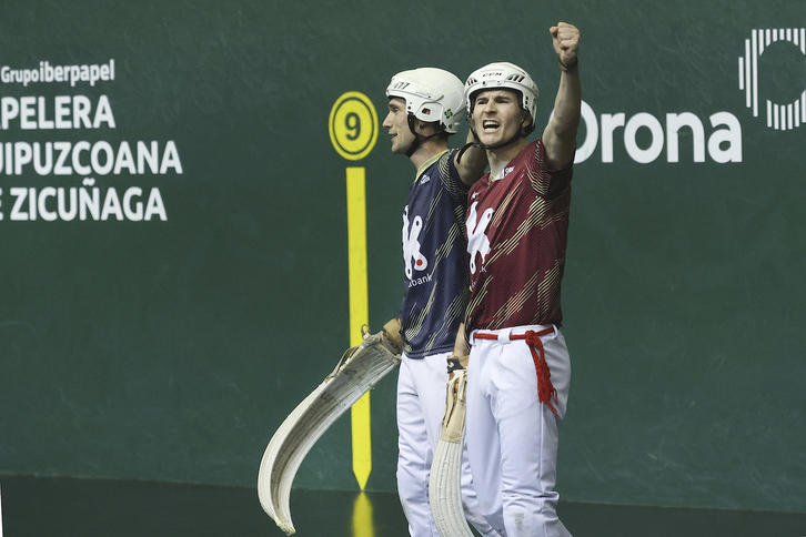 Imanol Ansa garaipena ospatzen, alboan Azpiroz duela.