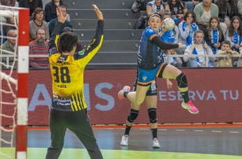 Maitane Etxeberriak hirutik hiru penalti sartu ditu Elxen aurka.