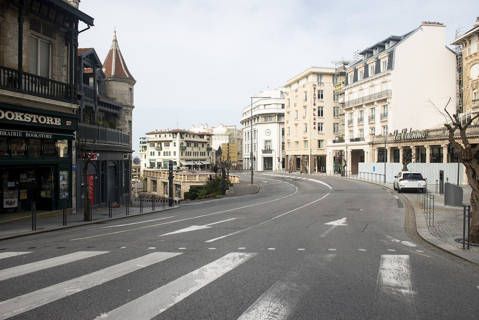 Aspecto de las calles del centro de Biarritz el 18 de marzo de 2020 tras entrar en vigor el confinamiento.