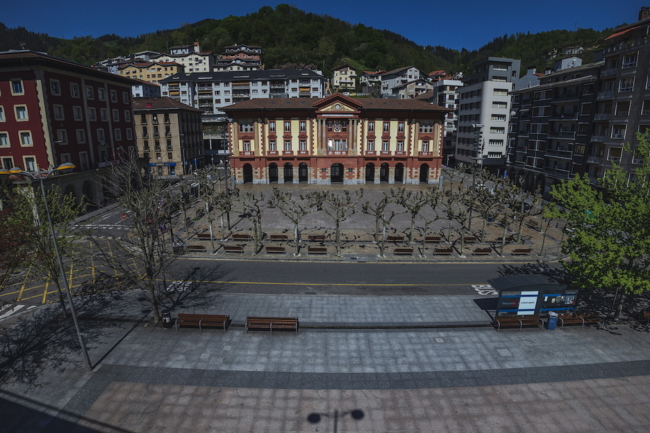 Plaza Untzaga, en Eibar, el 9 de abril de 2020, en pleno confinamiento. Plaza Untzaga, en Eibar, el 9 de abril de 2020, en pleno confinamiento.