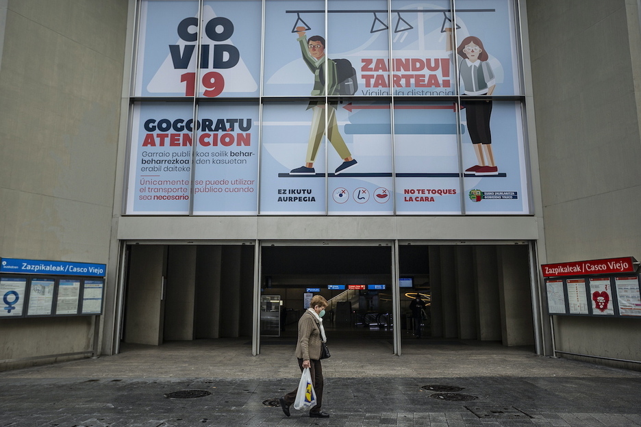 Una mujer transita en solitario por la plaza San Nicolás, en Bilbo. Una mujer transita en solitario por la plaza San Nicolás, en Bilbo.