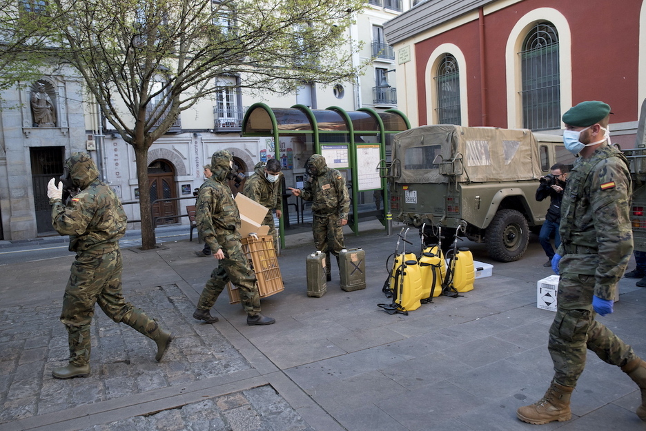 Militares españoles en labores de desinfección en el mercado de Santo Domingo, en Iruñea. Militares españoles en labores de desinfección en el mercado de Santo Domingo, en Iruñea.