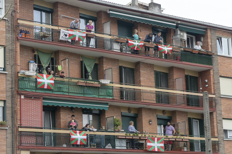 Celebración del Aberri Eguna en un edificio de viviendas en Oiartzun. Celebración del Aberri Eguna en un edificio de viviendas en Oiartzun.