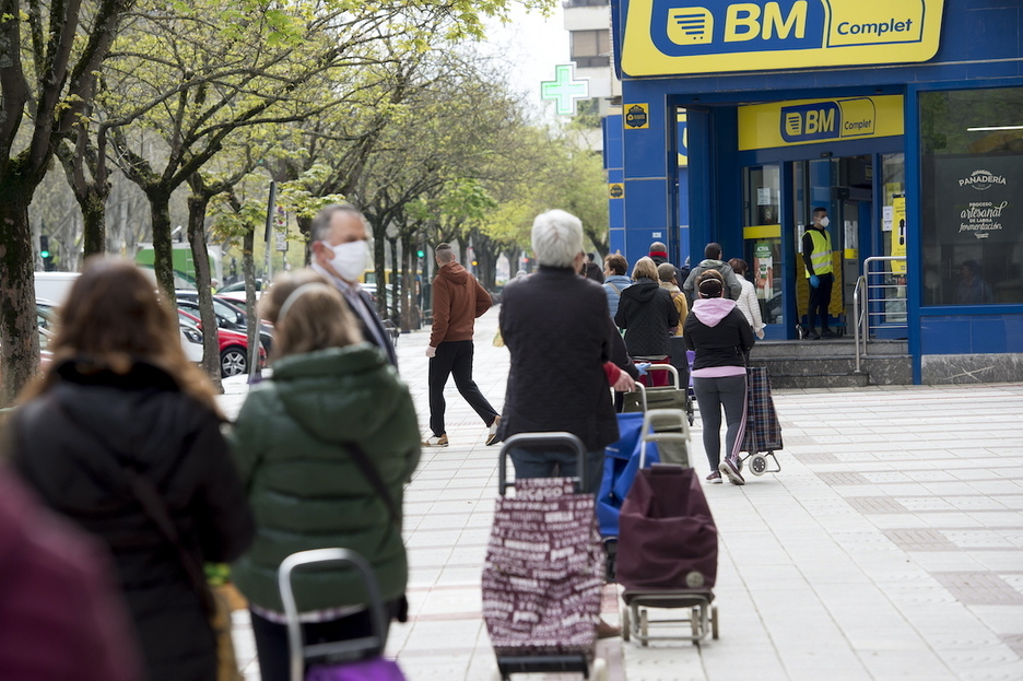 Cola para acceder a un supermercado de Iruñea. Cola para acceder a un supermercado de Iruñea.