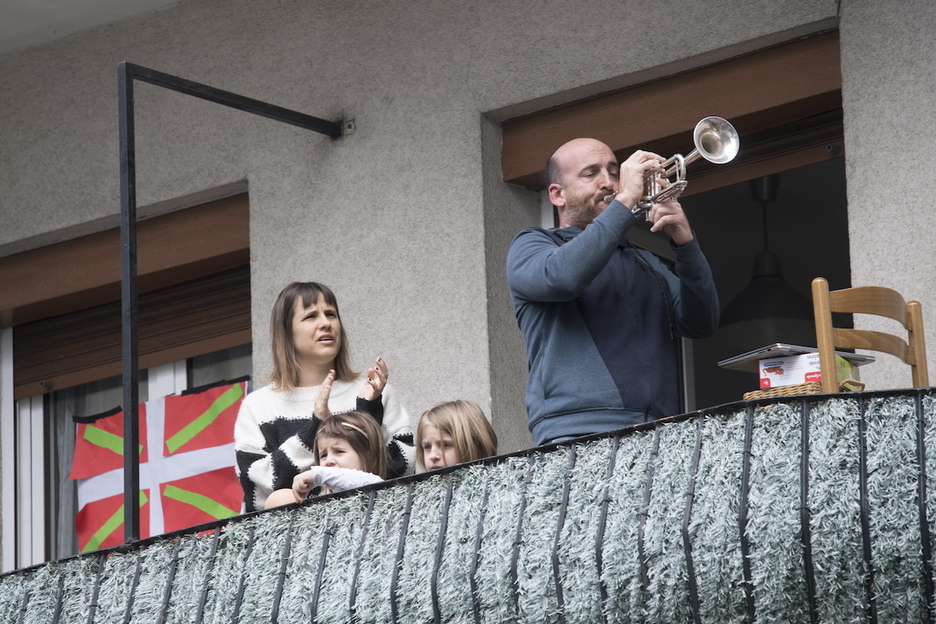 Un hombre toca la trompeta en un balcón de Donostia. Un hombre toca la trompeta en un balcón de Donostia.