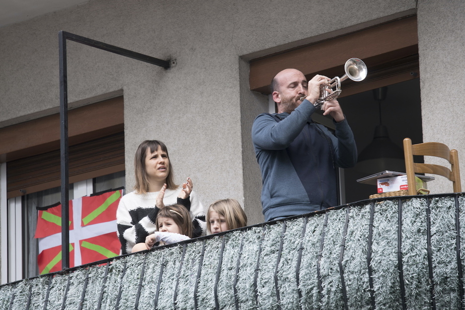 Un hombre toca la trompeta en un balcón de Donostia.