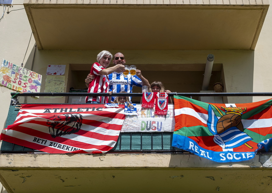 Una pareja se prepara para disfrutar de la final de Copa entre Athletic y Real en un balcón de Hernani.