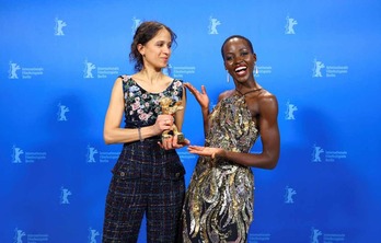 La cineasta y actriz Mati Diop L posa con el Oso de Oro a la Mejor Película por la película ‘Dahomey’.