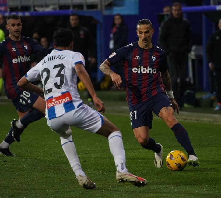 Ríos Reina encara a El Halili.