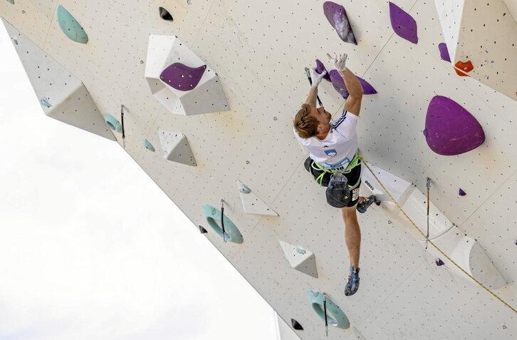 «Light» dokumentalak isilean zegoen eskaladaren tabu bat azaleratu du.