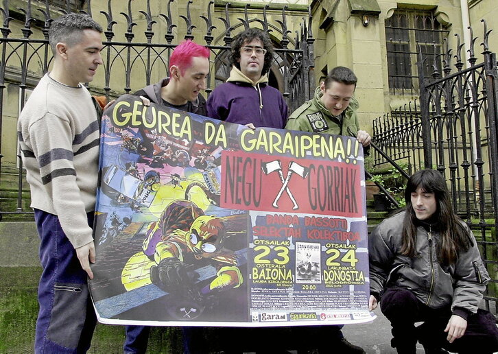 Negu Gorriak taldeko kideak “Geurea da garaipena” kortzertu sortaren aurkezpenean.