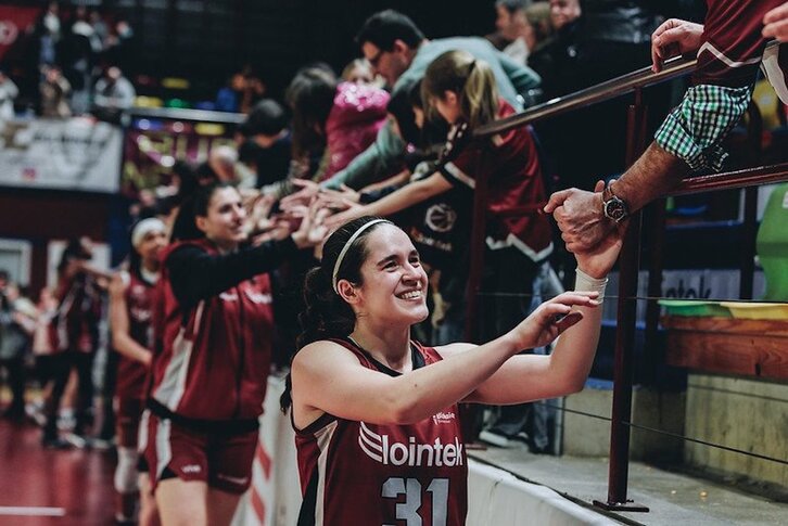 Itziar Ariztimuño saluda a los aficionados de Maloste.