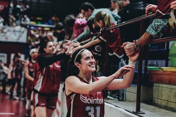 Itziar Ariztimuño saluda a los aficionados de Maloste.