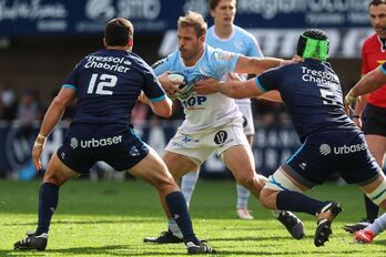 El argentino Rodrigo Bruni trata de zafarse de la defensa de Montpellier.