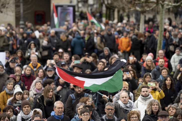 Milaka lagun bildu dira Iruñean gazatarrei eta palestinarrei elkartasuna erakusteko.