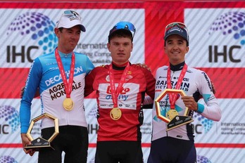 Ben O'Connor, Van Eetvelt y Pello Bilbao, feliz al regalarse un podio en el World Tour el día de su cumpleaños.